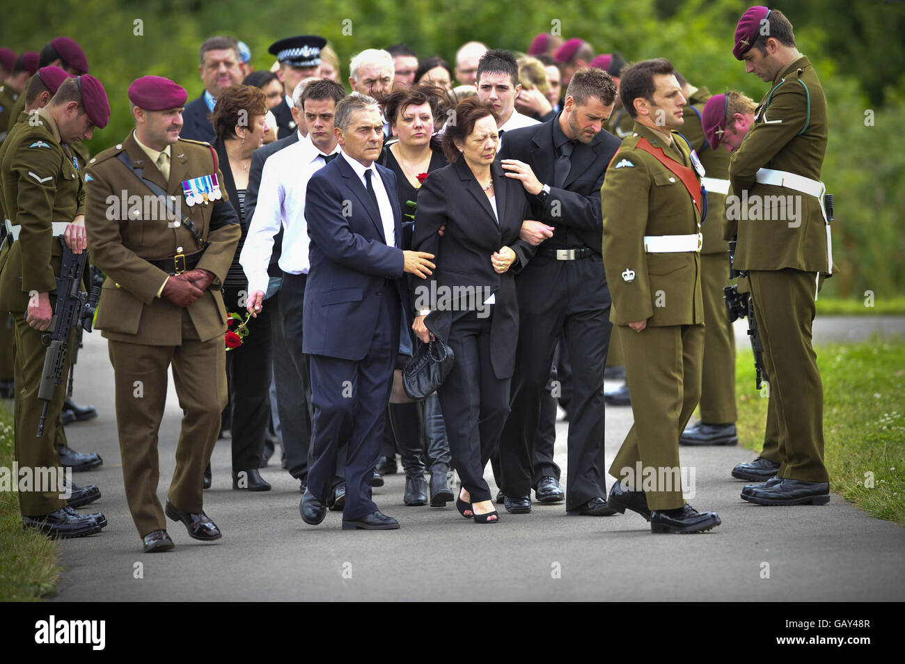La famiglia del garante ufficiale di Classe 2 Michael Williams, madre Denise e padre Raymond, si dirigono verso il cimitero al suo funerale al cimitero Bedwas, Caerphilly. Foto Stock
