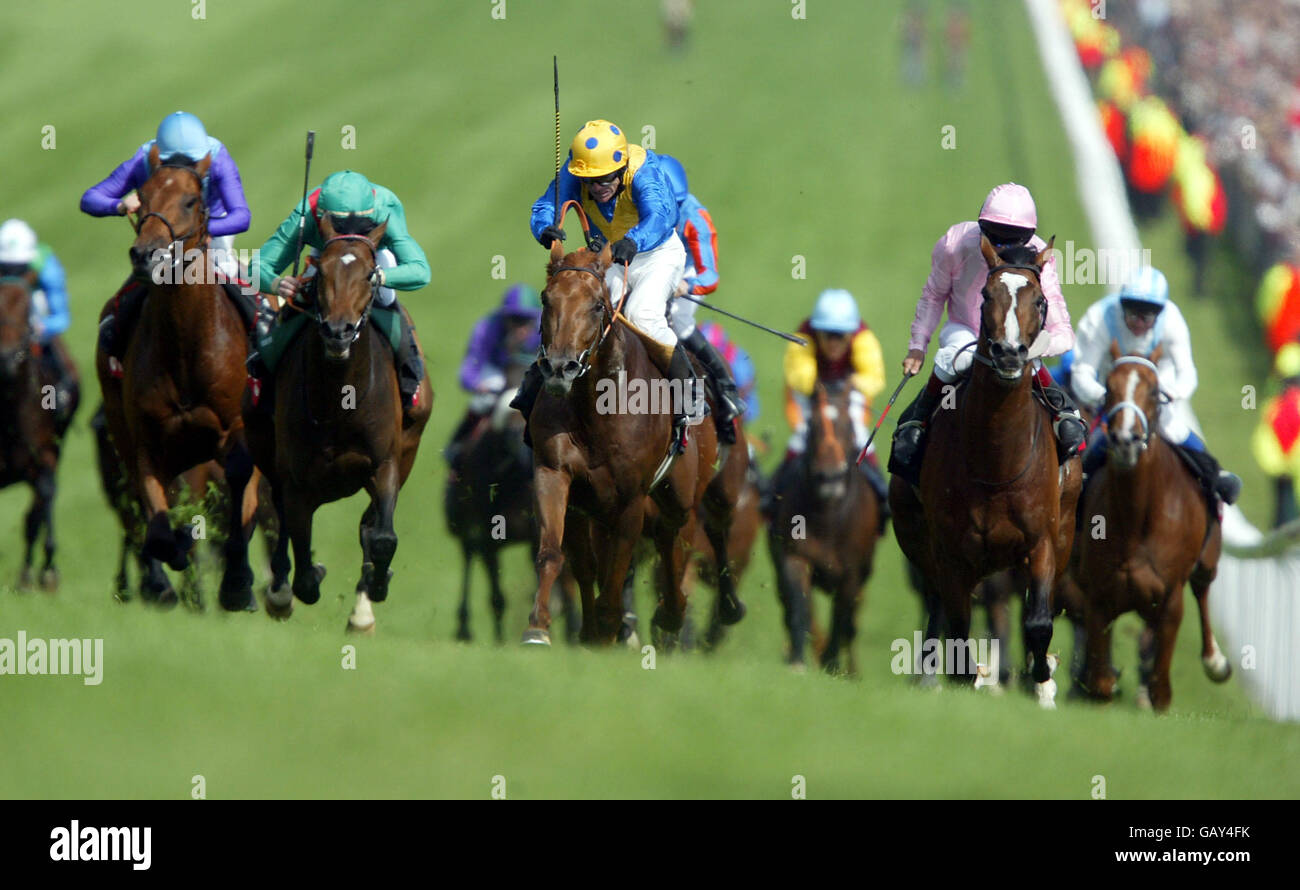 Corse ippiche - Epsom - Vodafone Derby Meeting. Kris Kin guidato da Kieren Fallon (blu con tappo giallo) vince il Derby Vodafone Foto Stock