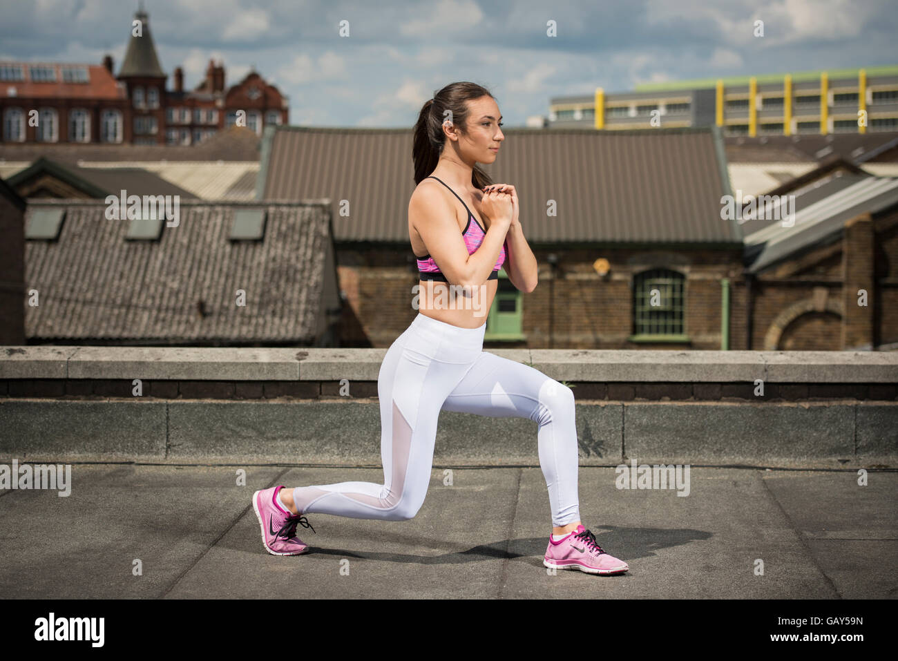 Sportivo da donna gamba facendo polmoni Foto Stock