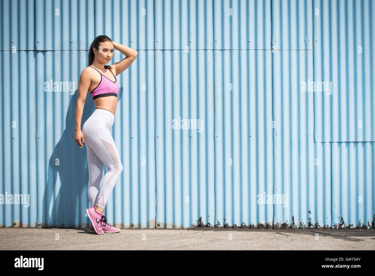 Sportivo da donna che indossa l'usura fitness Foto Stock