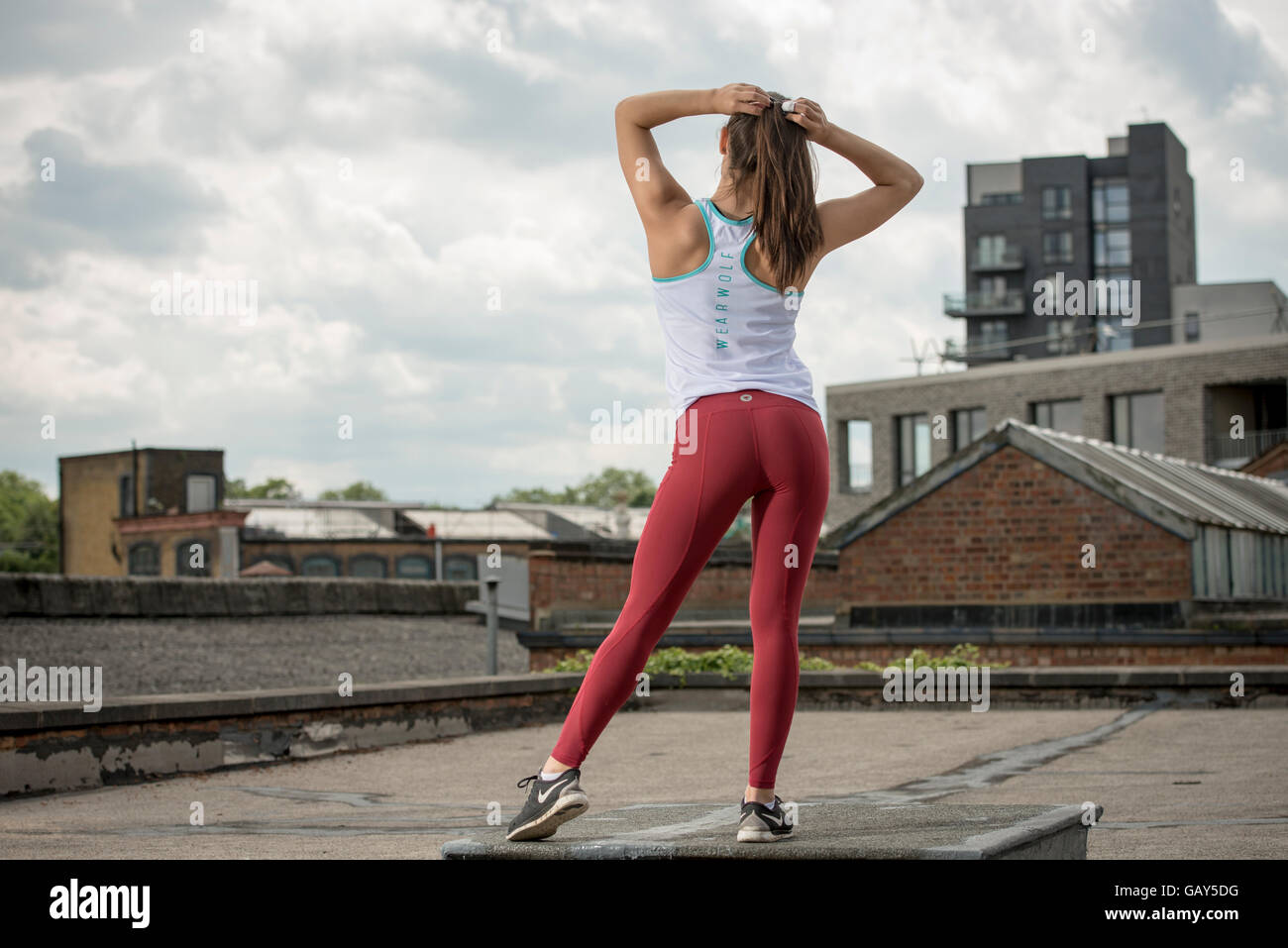 Sportivo da donna che indossa l'usura fitness Foto Stock