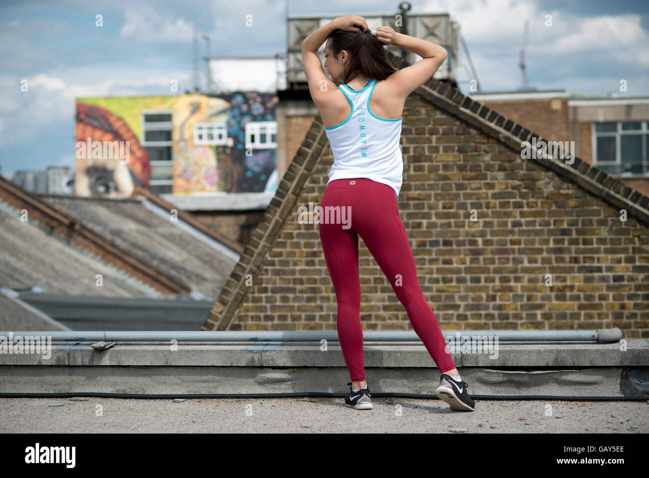 Sportivo da donna che indossa l'usura fitness Foto Stock