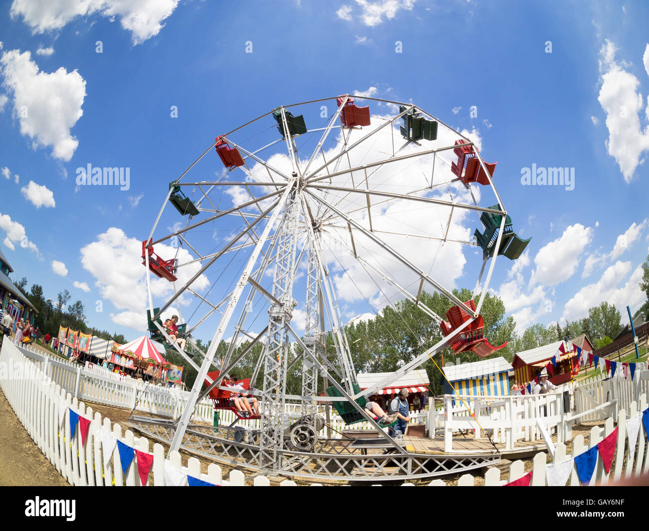 Una vista fisheye della ruota panoramica Ferris a Johnny J. Jones 1920 Midway a Fort Edmonton Park in Edmonton, Alberta, Canada. Foto Stock