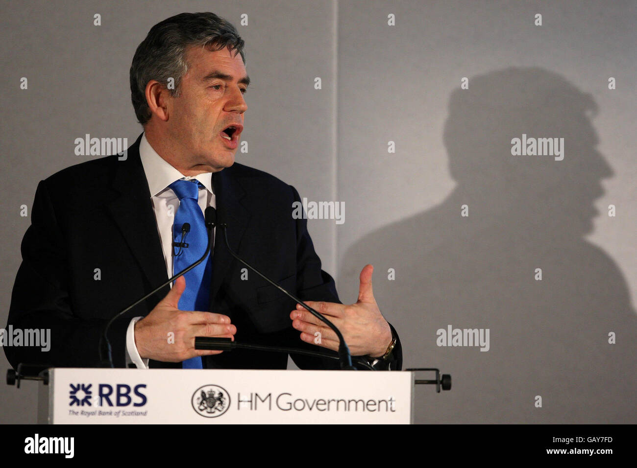 Il primo ministro Gordon Brown parla al vertice governativo sull'economia a basse emissioni di carbonio, al Tate Modern di Londra. Foto Stock