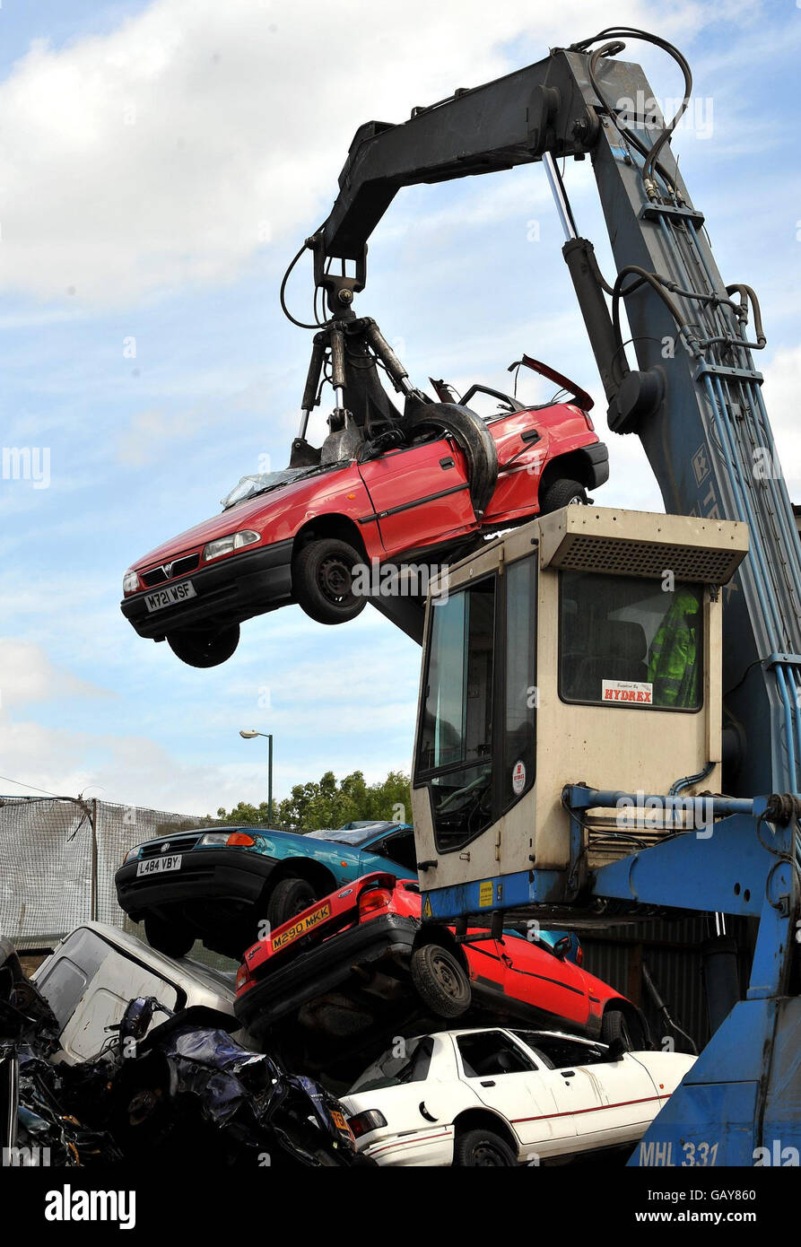 Un gigantesco captatore meccanico solleva un'auto in aria, dove gli  ufficiali della polizia metropolitana controllano le auto in un cantiere di  demolitori a Harrow, nel nord-ovest di Londra, dopo un aumento delle