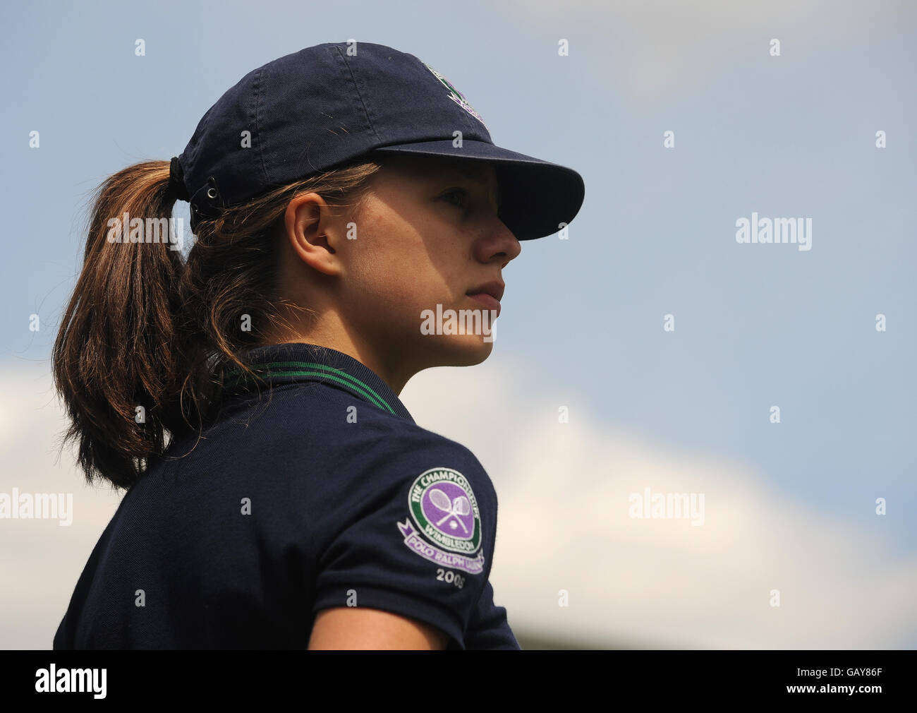 Una ragazza di palla durante i campionati di Wimbledon 2008 all'All England Tennis Club di Wimbledon. PREMERE ASSOCIAZIONE foto. Data foto: Giovedì 26 giugno 2008. Il credito fotografico deve essere: Fiona Hanson/PA Wire. Foto Stock