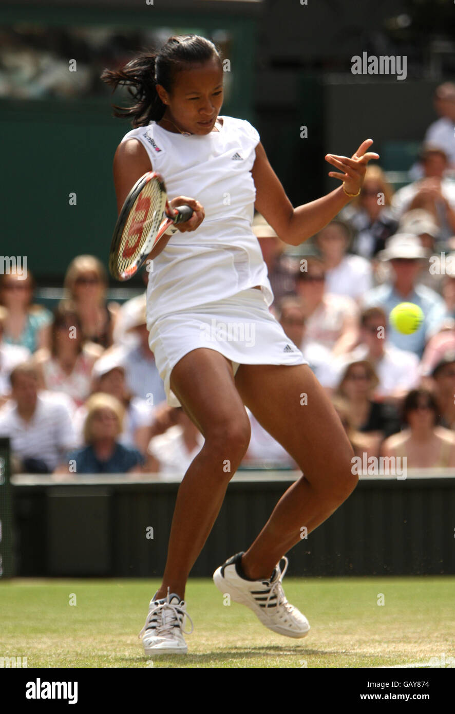 Anne Keothavong della Gran Bretagna in azione contro Venus Williams degli Stati Uniti durante i campionati di Wimbledon 2008 all'All England Tennis Club di Wimbledon. Foto Stock
