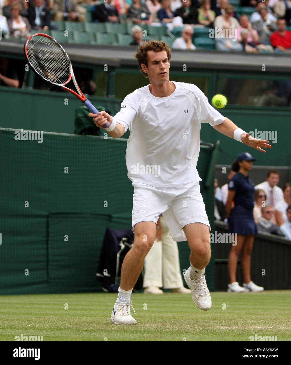 Andy Murray della Gran Bretagna in azione contro Xavier Malisse del Belgio durante i Campionati di Wimbledon 2008 all'All England Tennis Club di Wimbledon. Foto Stock