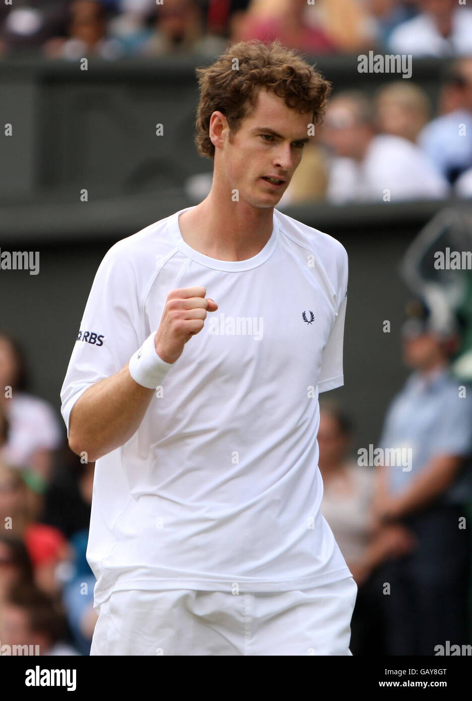 Andy Murray della Gran Bretagna in azione contro Xavier Malisse del Belgio durante i Campionati di Wimbledon 2008 all'All England Tennis Club di Wimbledon. Foto Stock