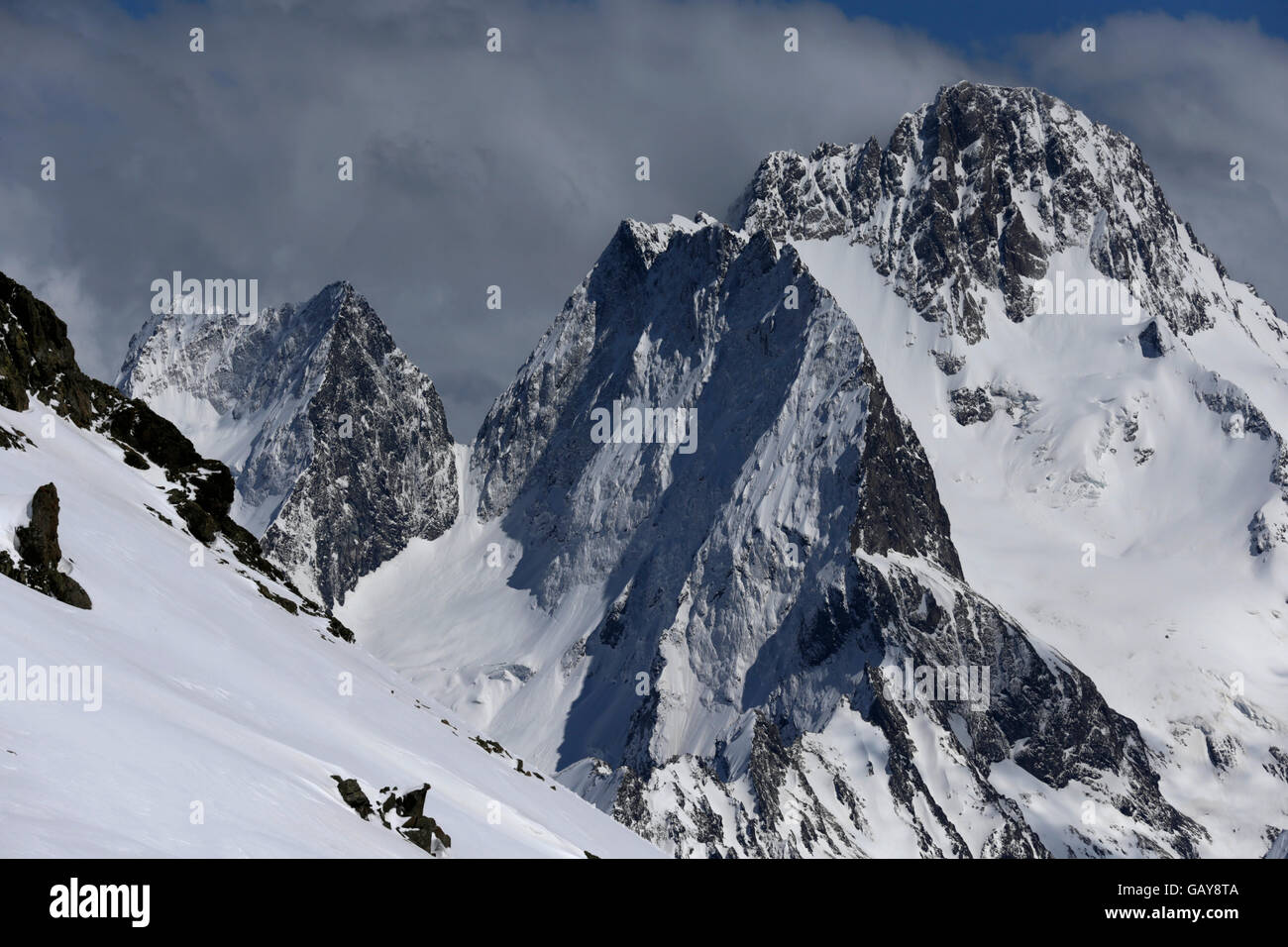 Vista di neve la gamma della montagna paesaggio con cielo blu. La Russia, il Caucaso. Foto Stock