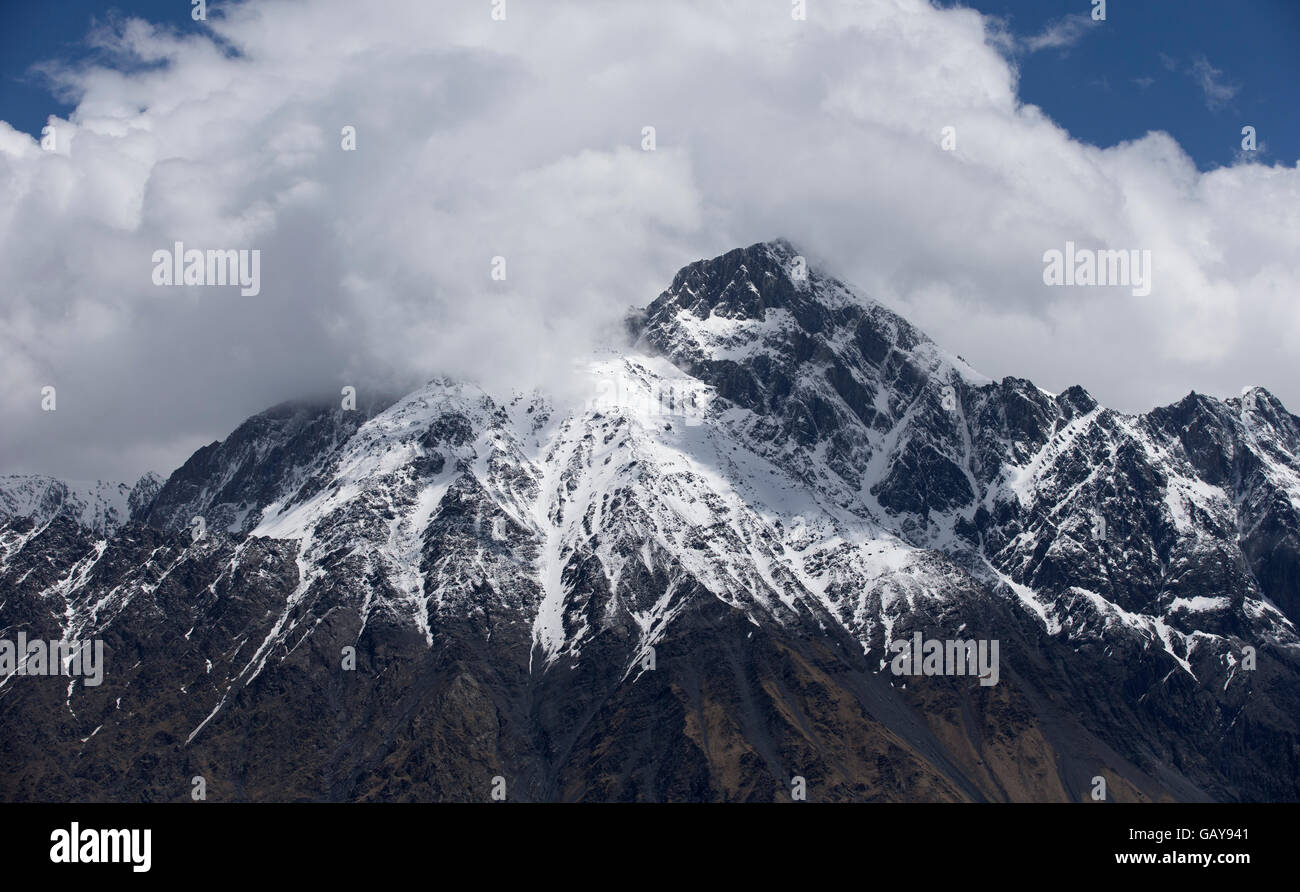 Vista di neve la gamma della montagna paesaggio con cielo blu. La Russia, il Caucaso. Foto Stock