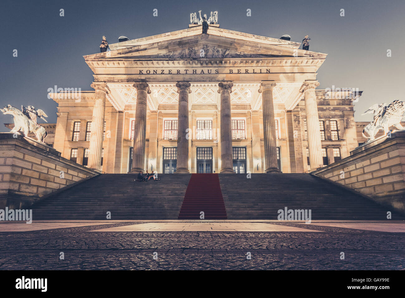 Berlino, la storica sala da concerto (Konzerthaus) a Gendarmenmarkt a notte a Berlino, Germania. Foto Stock