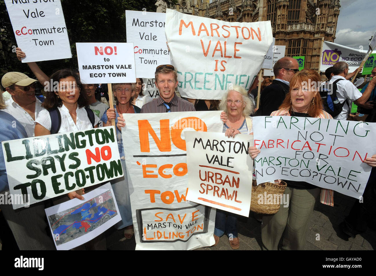 Un gruppo di manifestanti provenienti da Lidlington al di fuori delle Camere del Parlamento, a Londra, si oppongono ai progetti di costruzione di nuove eco-città nella contea del Bedfordshire. Foto Stock