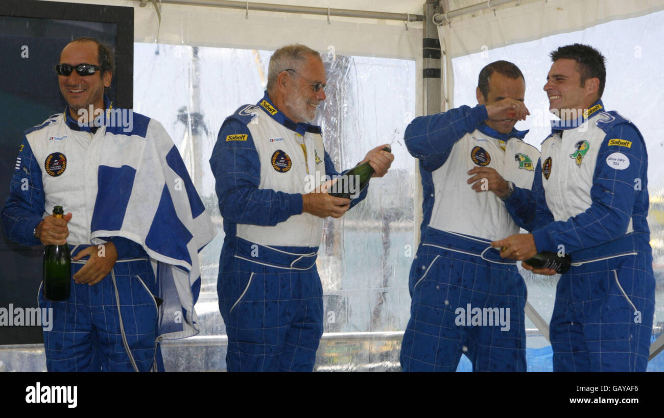 Dag Pike, di 75 anni, di Bristol (centro), celebra la vittoria della gara di motoscafo Round Britain Offshore 2008 con i suoi compagni di squadra greci, Vassilis Pateras (a sinistra), Panos Tsikopoulos e Lefteris Vasilou (a destra) al loro ritorno a Portsmouth. Foto Stock