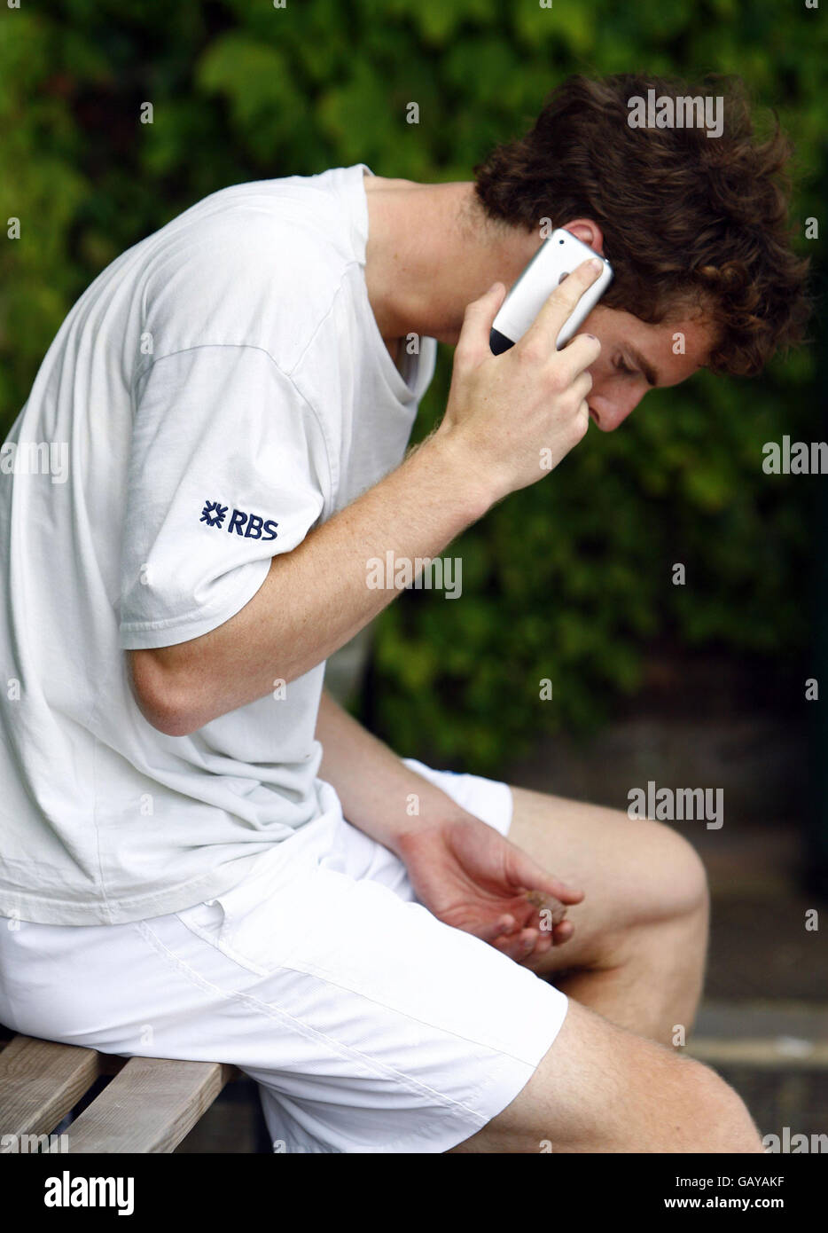 Andy Murray della Gran Bretagna al telefono dopo una sessione di pratica durante i Campionati di Wimbledon 2008 presso l'All England Tennis Club di Wimbledon. Foto Stock