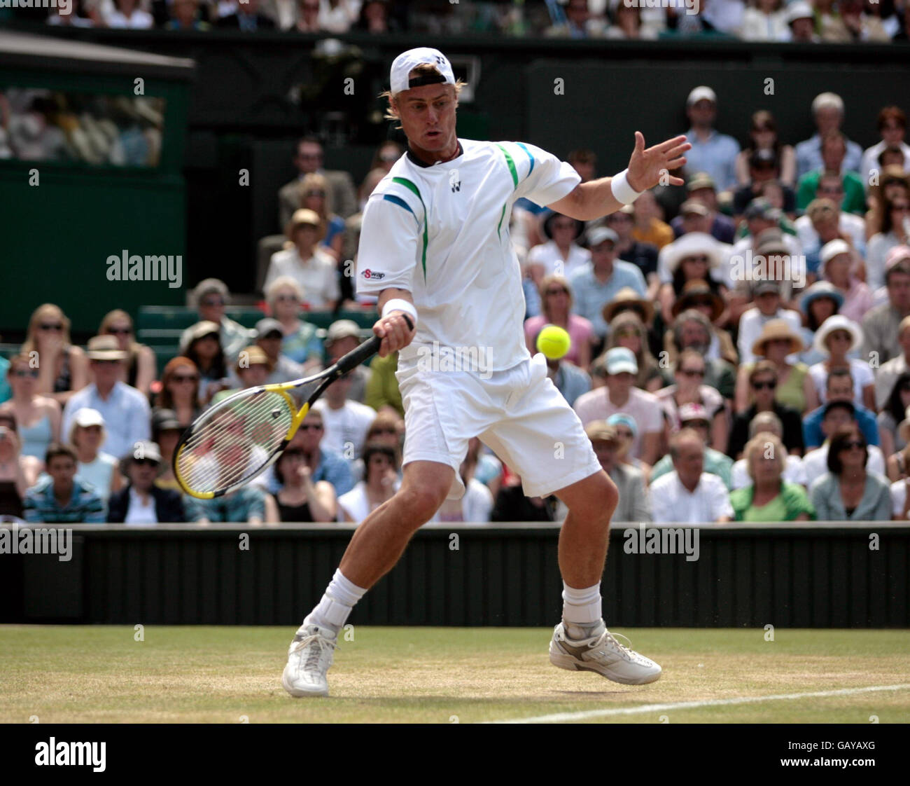 Lleyton Hewitt in Australia contro Roger Federer in Svizzera durante i Wimbledon Championships 2008 presso l'All England Tennis Club di Wimbledon. Foto Stock