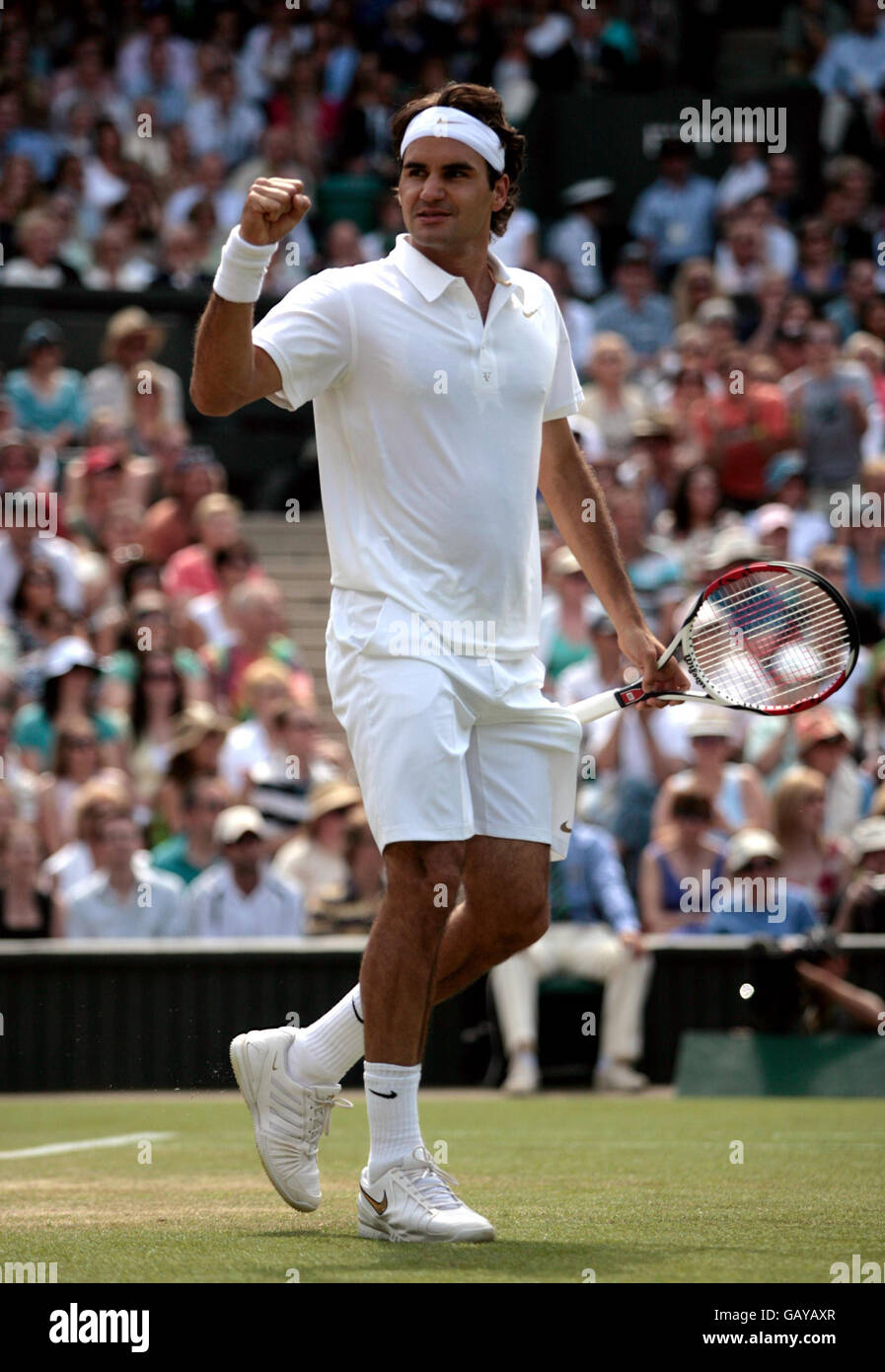 Roger Federer, in Svizzera, celebra la vittoria contro la Leyton Hewitt australiana durante i Campionati Wimbledon 2008 presso l'All England Tennis Club di Wimbledon. Foto Stock