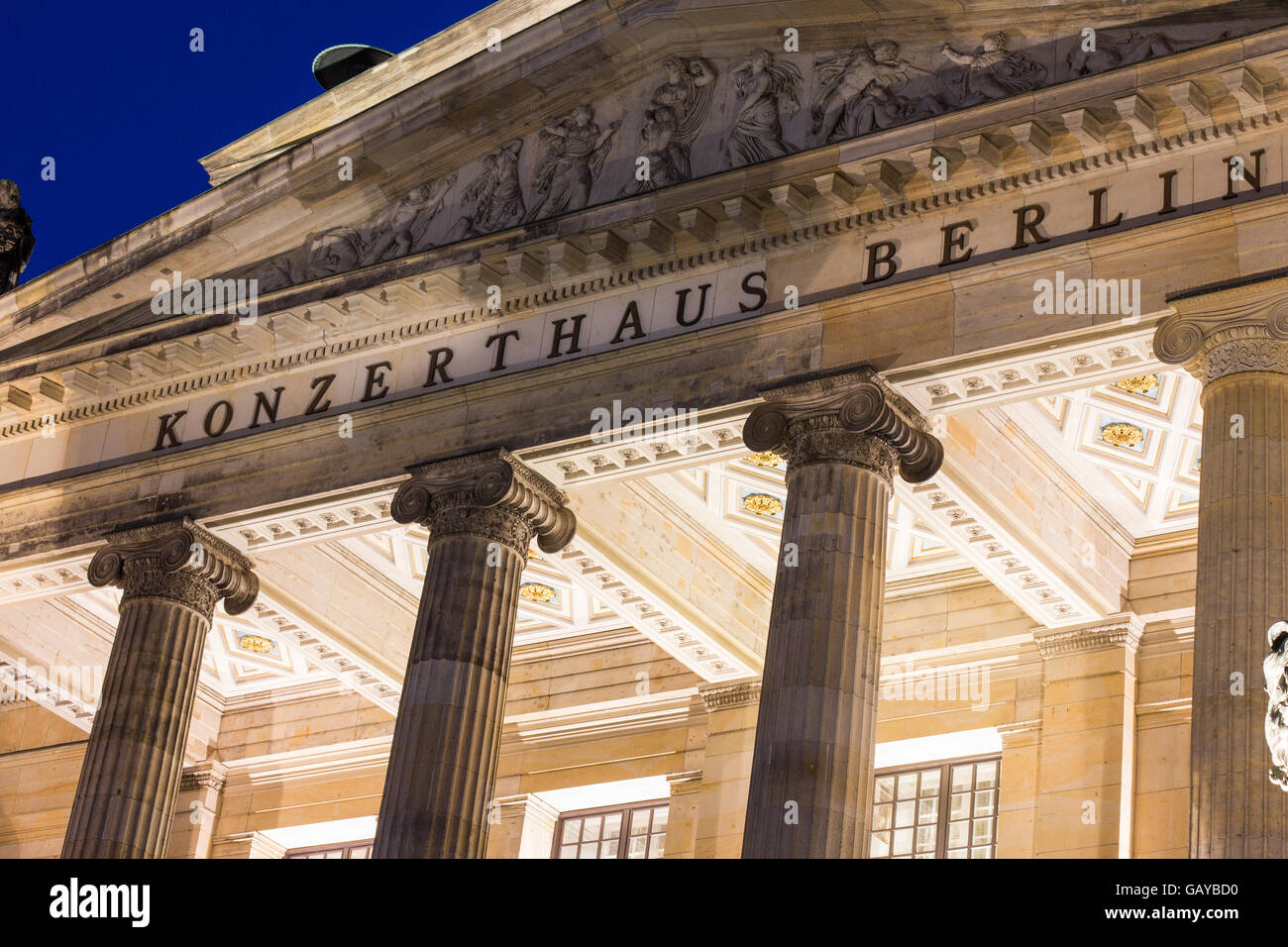 La storica sala da concerto (Konzerthaus) a Gendarmenmarkt a notte a Berlino, Germania. Foto Stock