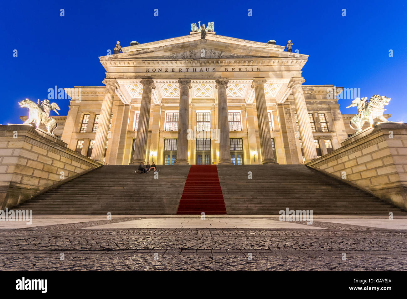 La storica sala da concerto (Konzerthaus) a Gendarmenmarkt a notte a Berlino, Germania. Foto Stock