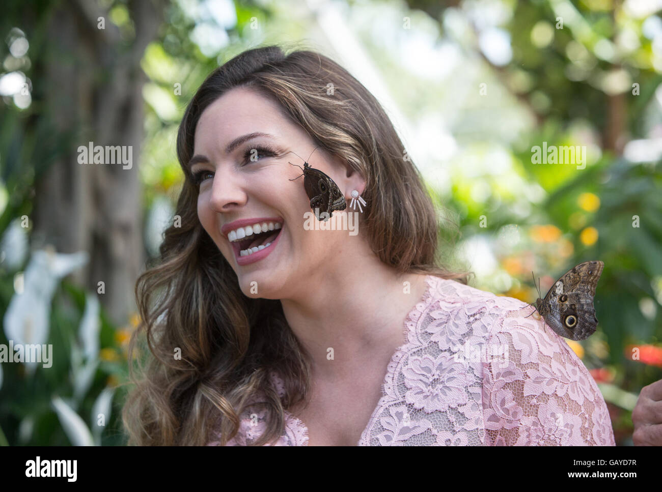 L'attrice,TV presentatore e modello della cupola a farfalla ad RHS Hampton Court.ella pone con una farfalla sul suo viso Foto Stock