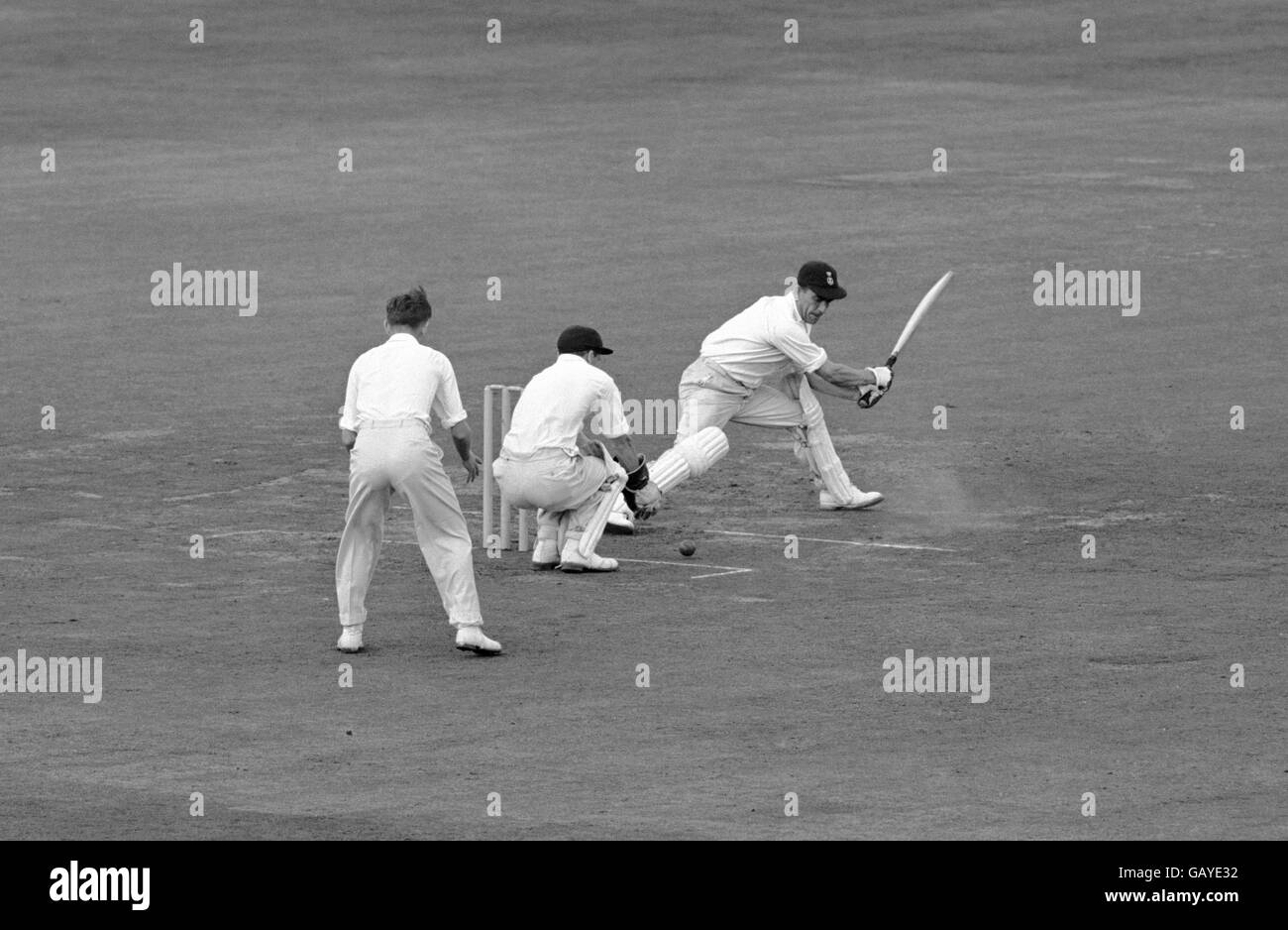 Cricket - Armata / Royal Navy Jubilee Match - Lord's. Il comandante Anthony Thackara della Marina tenta di tagliare il tenente David Thorne. Foto Stock