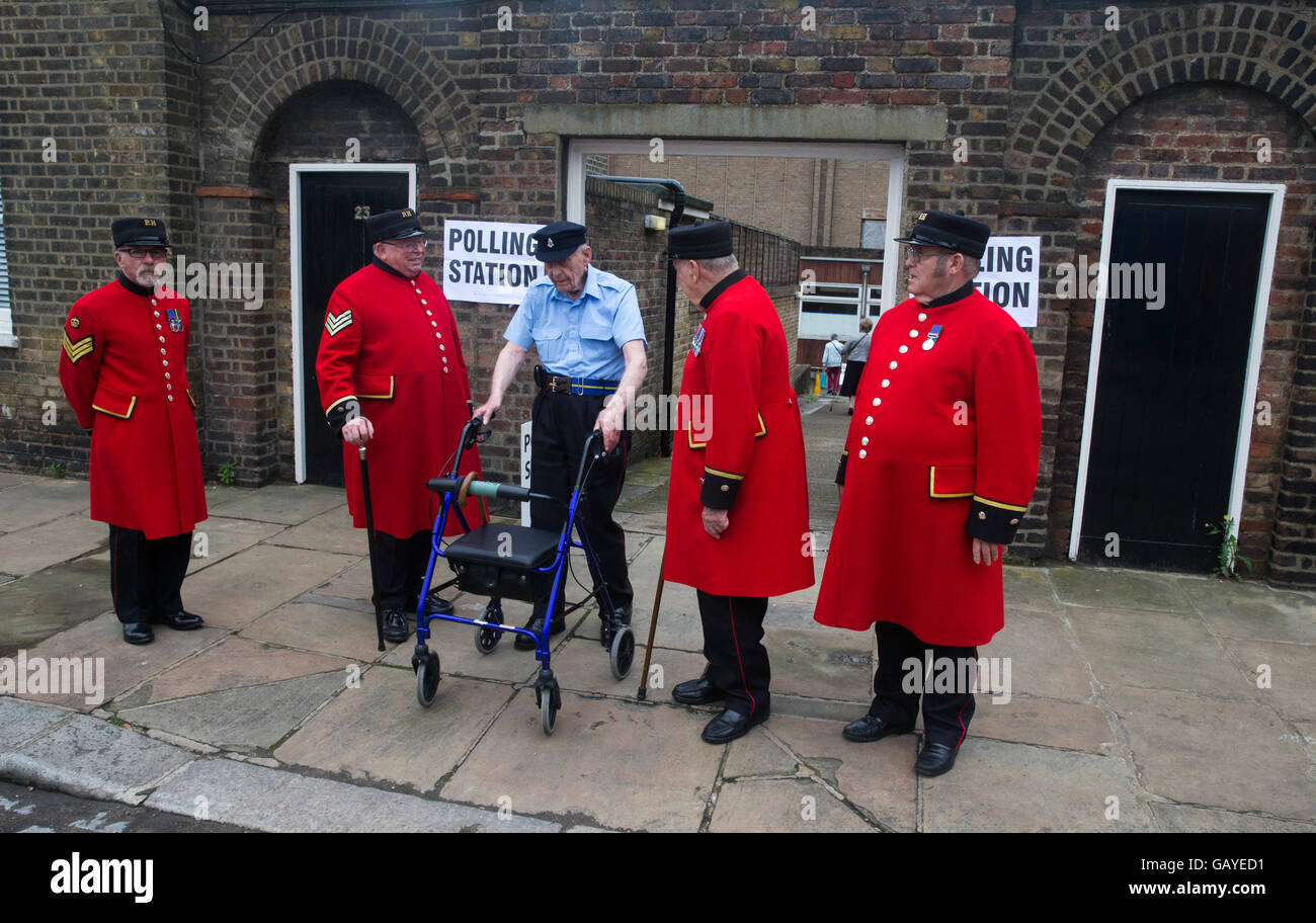 Chelsea pensionati votare il 23 giugno nell'UE elezione presso il Royal Hospital,Chelsea Foto Stock