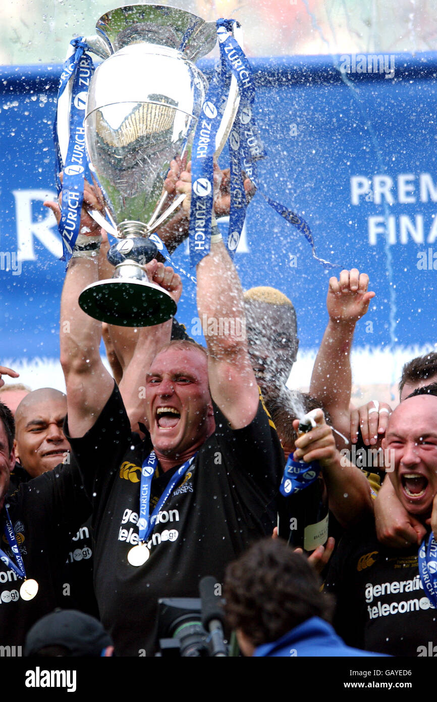 Rugby Union - Zurich Premiership - finale - Gloucester contro London Wasps. Lawrence Dallaglio, capitano delle vespe di Londra, solleva il trofeo Zurich Premiership Foto Stock