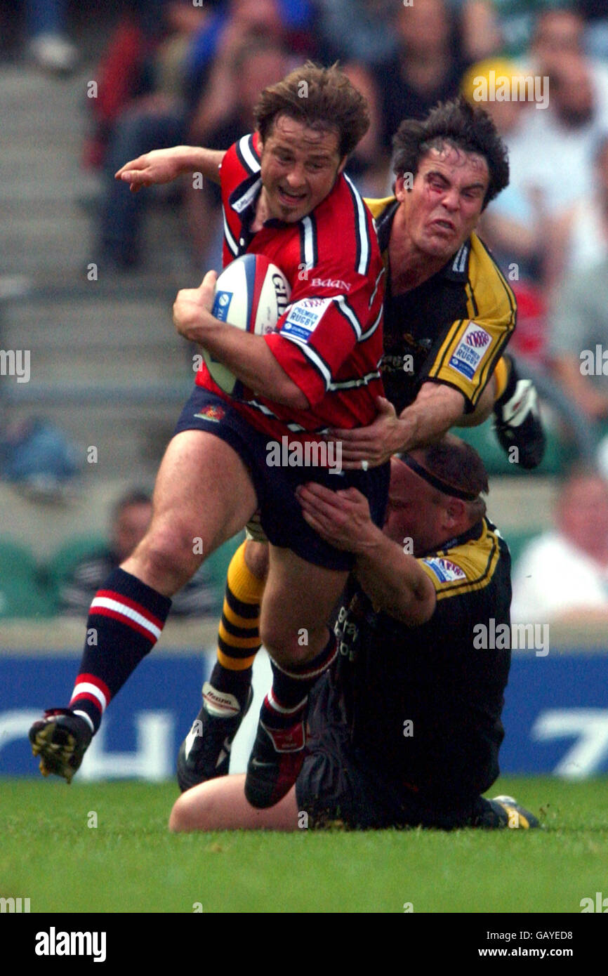 Rugby Union - Zurich Premiership - finale - Gloucester contro London Wasps. Andy Gomarsall di Gloucester (l) attraversa la difesa delle acque Fraser (r) e Will Green da parte delle Wasps di Londra Foto Stock