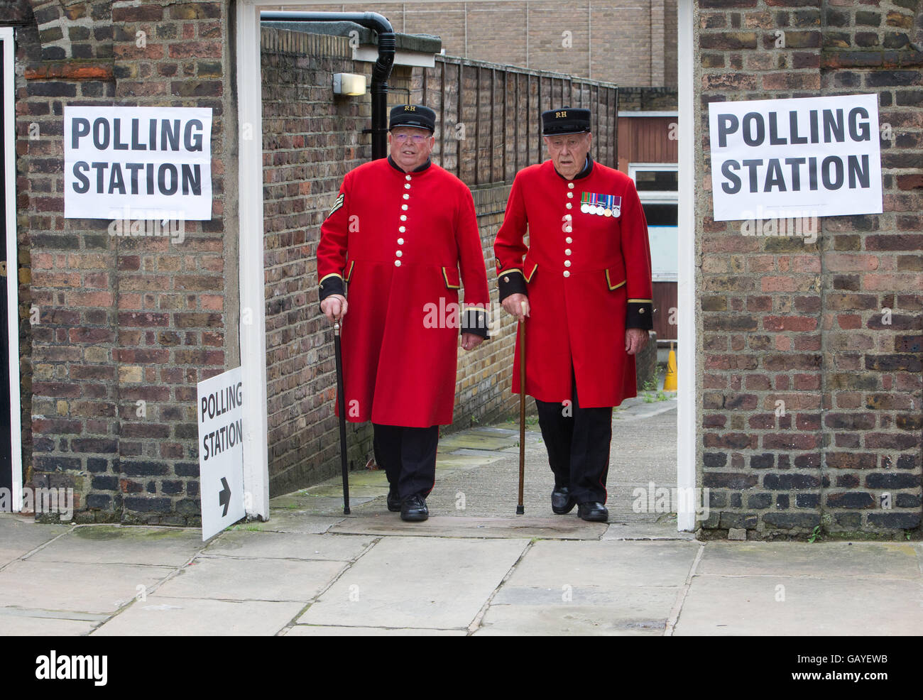 Chelsea pensionati votare il 23 giugno nell'UE elezione presso il Royal Hospital,Chelsea Foto Stock