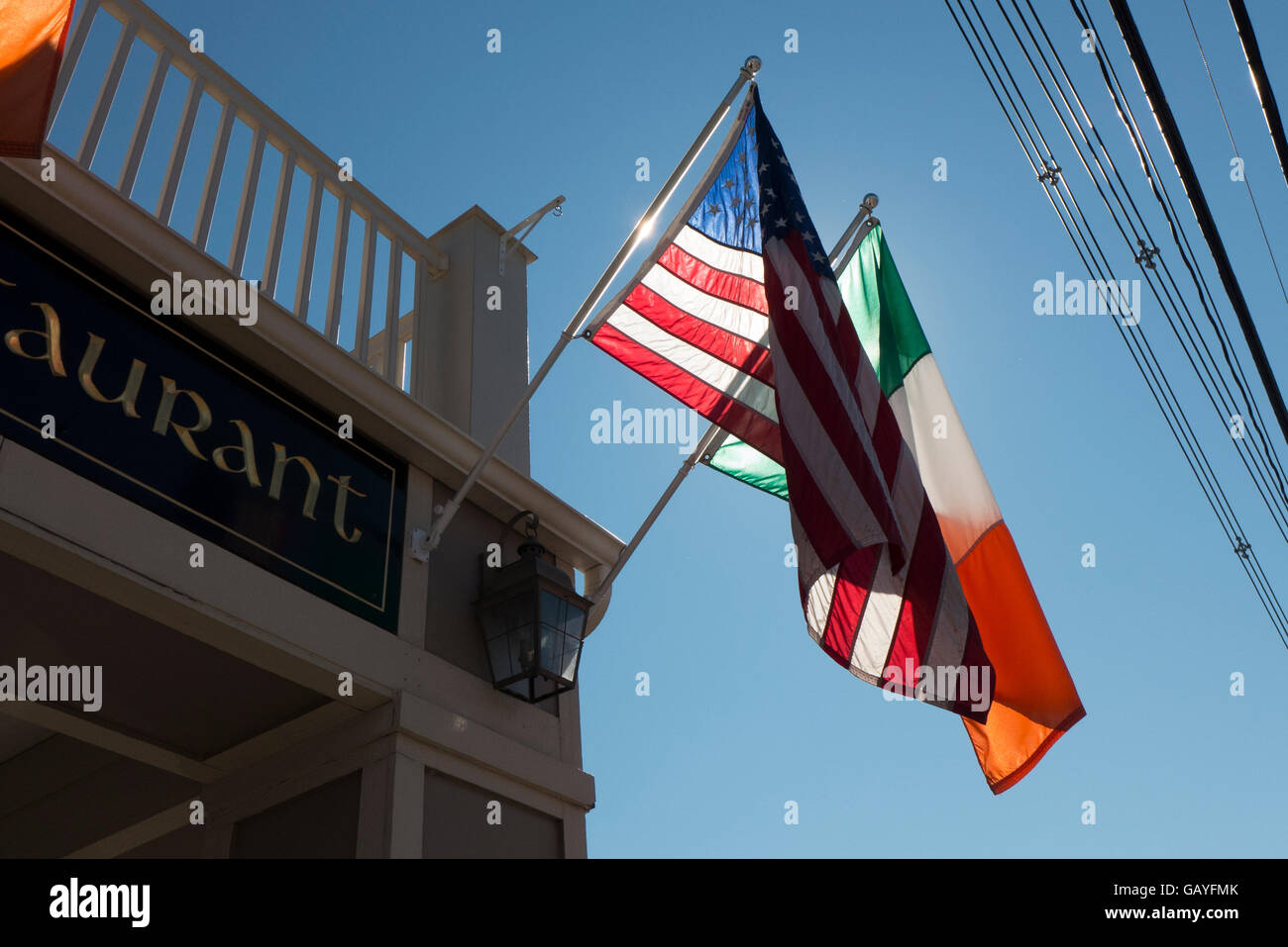 Stati Uniti d'America e bandiere irlandesi. Foto Stock