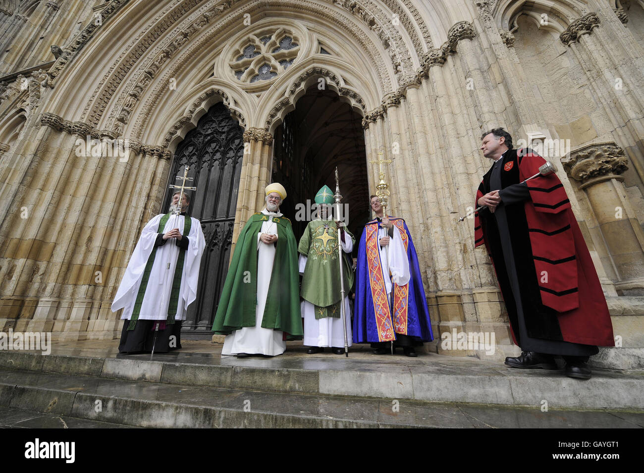 L'arcivescovo di Canterbury Dr Rowan Williams (seconda sinistra) e l'arcivescovo di York Dr John Sentamu (terza destra) ondano verso i ben wishers mentre lasciano un servizio a York Minster oggi prima della sessione odierna del Sinodo generale della Chiesa d'Inghilterra. Foto Stock