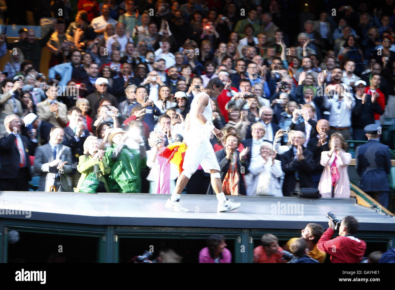 Il spagnolo Rafael Nadal celebra la sua vittoria sul svizzero Roger Federer nella finale di Mens durante i Campionati di Wimbledon 2008 presso l'All England Tennis Club di Wimbledon. Foto Stock