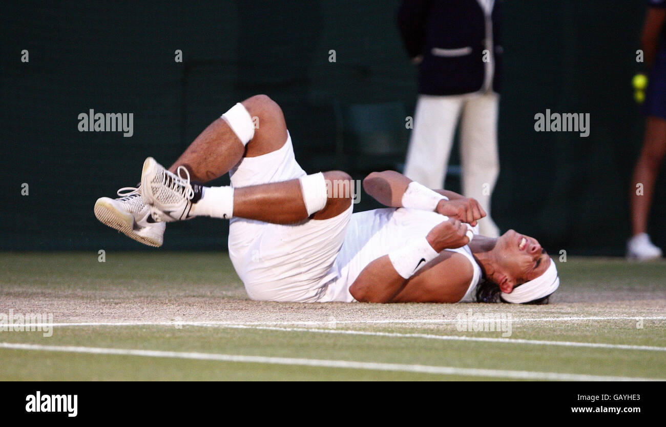 Il spagnolo Rafael Nadal celebra la sua vittoria sul svizzero Roger Federer nella finale di Mens durante i Campionati di Wimbledon 2008 presso l'All England Tennis Club di Wimbledon. Foto Stock