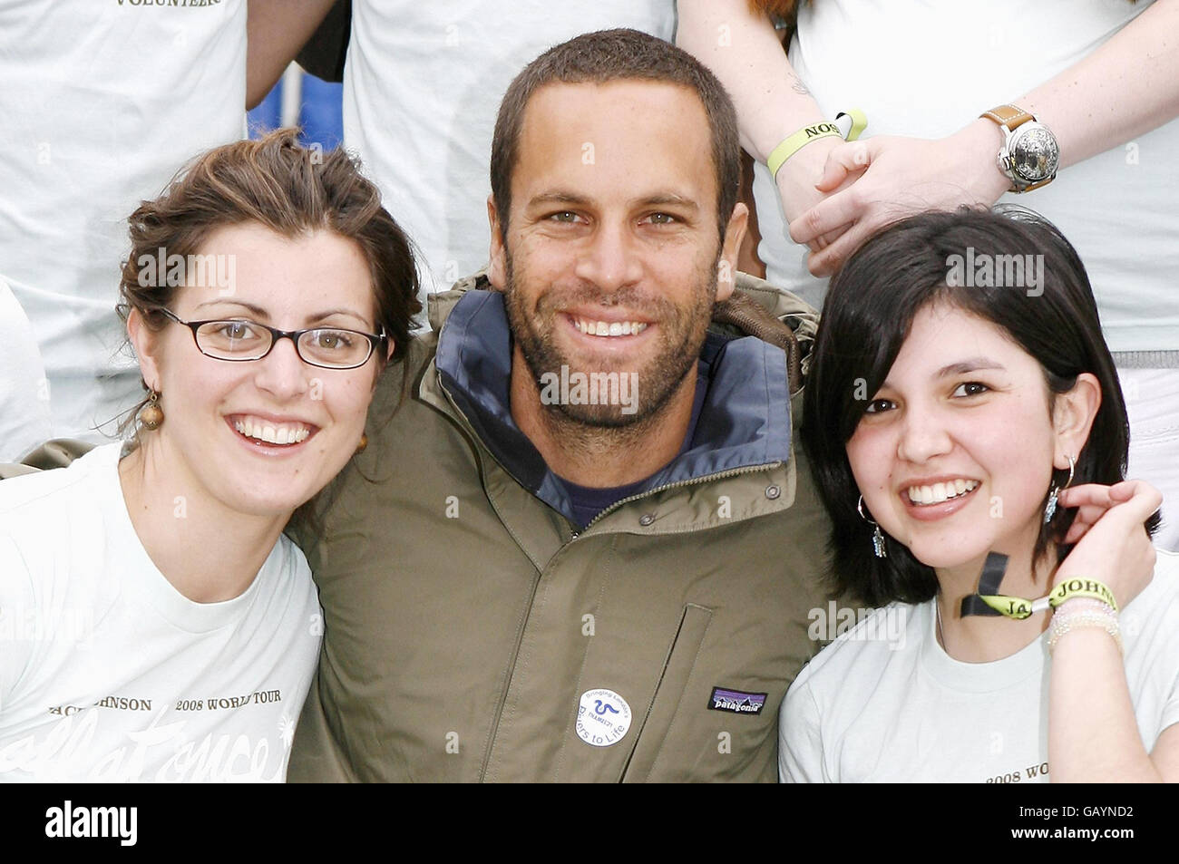 Jack Johnson (centro) e volontari promuovono la All At Once Green Initiative prima del suo concerto ad Hyde Park, nel centro di Londra. Foto Stock