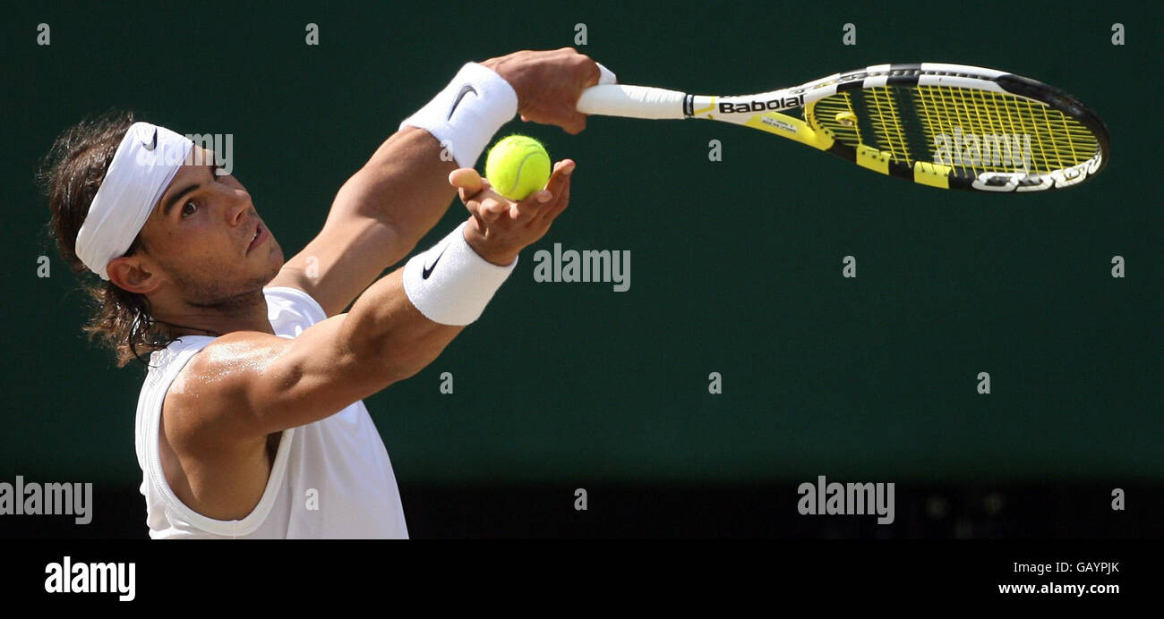 Il spagnolo Rafael Nadal in azione contro Rainer Schuettler della Germania durante i Campionati di Wimbledon 2008 all'All England Tennis Club di Wimbledon. Foto Stock