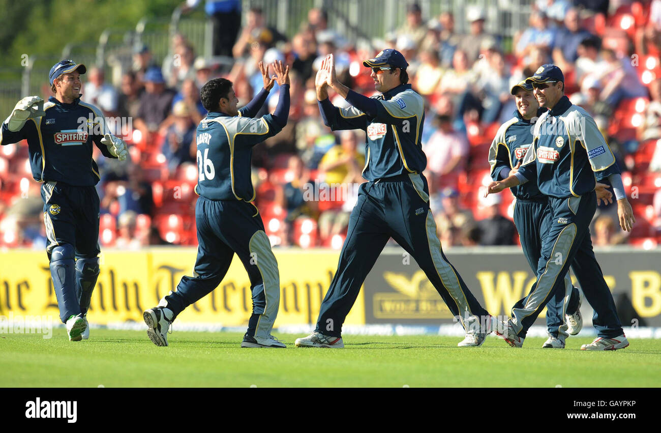 Il Kent's Justin Kemp (centro a destra) celebra il cazzo dello Shaun Pollock di Durham al County Ground, il Riverside, Chester-le-Street, County Durham. Foto Stock