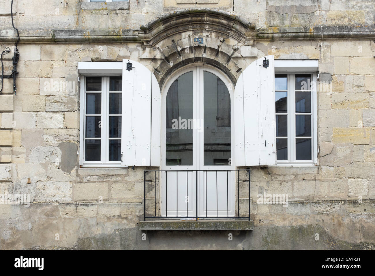 Il francese di finestre con persiane di legno aperto e un balcone Foto Stock