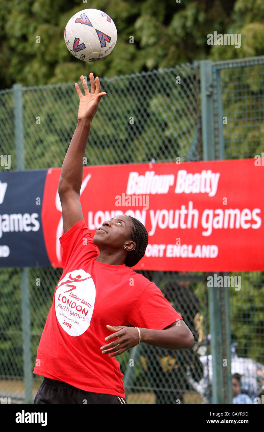 L'atleta inglese Christine Ohuruogu partecipa a una partita di netball alle finali dei Giochi giovanili Balfour Beatty di Londra al Crystal Palace Sports Centre di Londra. Foto Stock