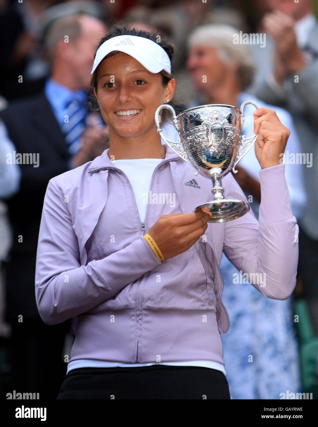 Laura Robson della Gran Bretagna celebra la sua vittoria contro Noppawan Lertcheewakarn della Thailandia con il trofeo durante i Campionati di Wimbledon 2008 presso l'All England Tennis Club di Wimbledon. Foto Stock