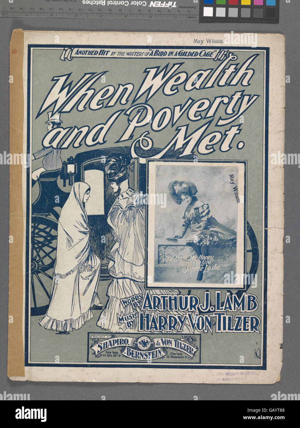 Un'immagine evocativa che illustra il contrasto tra ricchezza e povertà. La fotografia cattura probabilmente un momento toccante, riflettendo il divario sociale e le condizioni economiche dei primi anni del XX secolo. Foto Stock