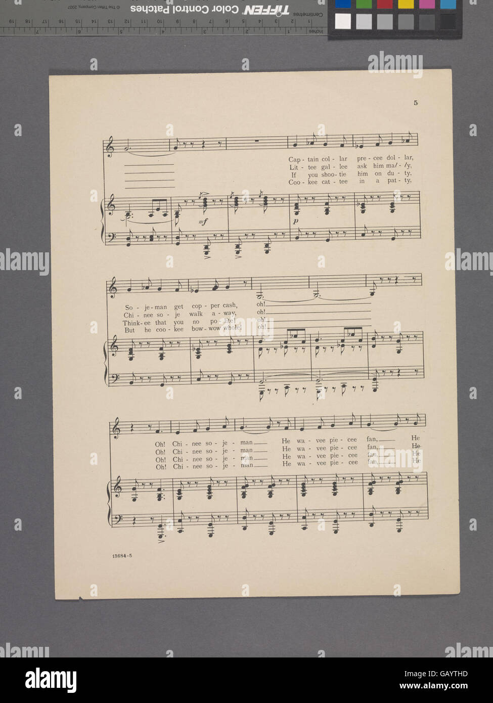 Cover del musical "San Toy" con due uomini cinesi che hanno una bandiera con i titoli dei brani. Foto Stock