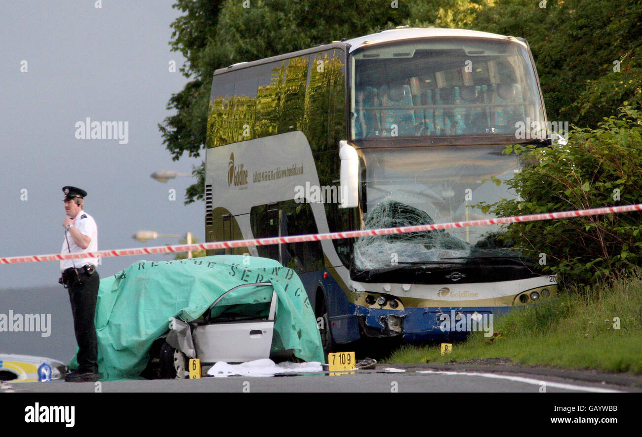 Due persone uccise in bus e auto crash Foto Stock