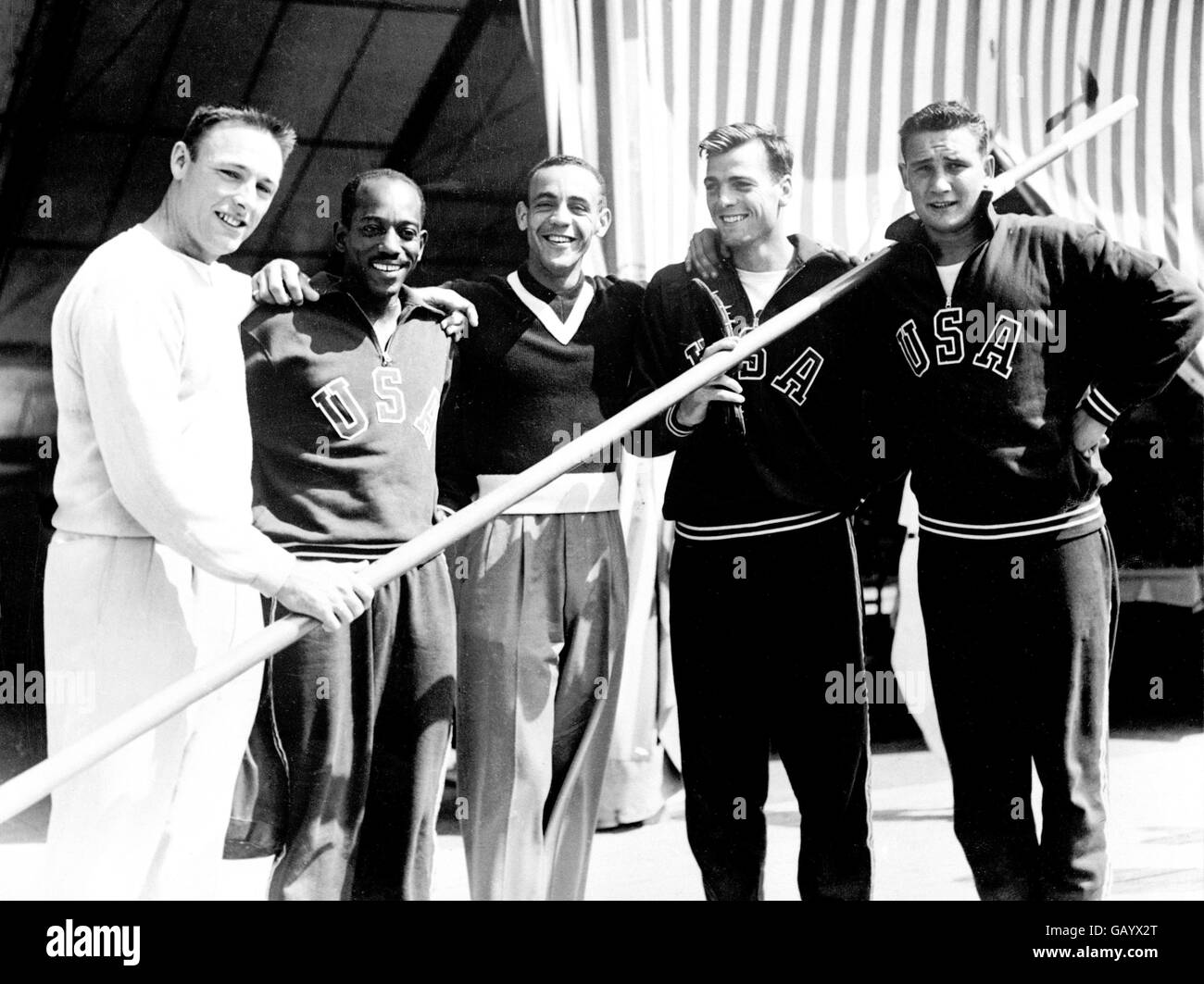 I membri della squadra olimpica degli Stati Uniti prendono una pausa dall'addestramento: (L-R) Fortune Gordien (discus), Harrison Dillard (110m hurdles), Malvin Whitfield (800m), Bob Mathias (Decathlon), Parry o'Brien (colpo di stato) Foto Stock