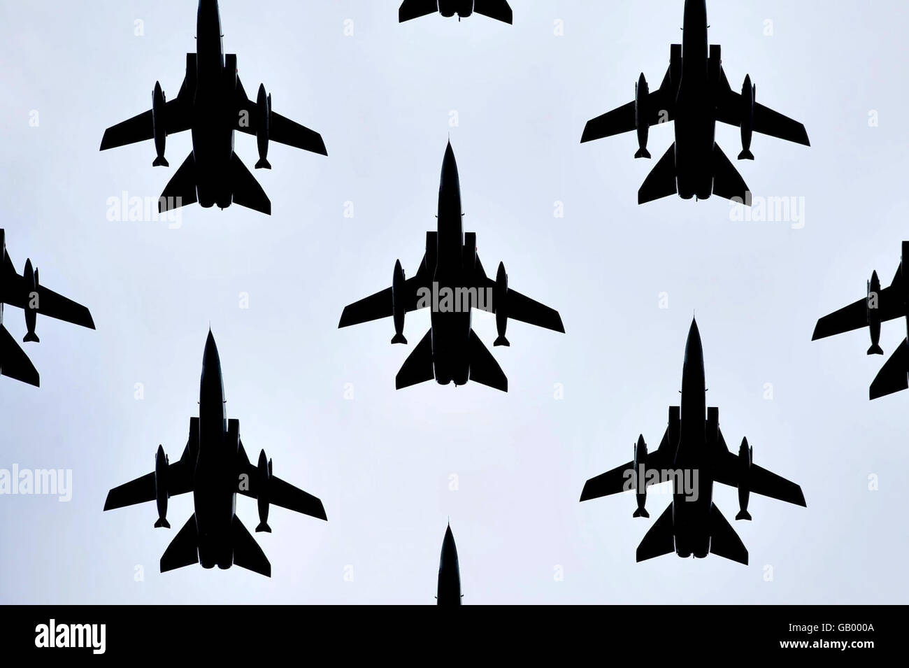RAF Tornados vola in formazione durante il flypassato a RAF Fairford come parte del Royal International Air Tattoo. Foto Stock