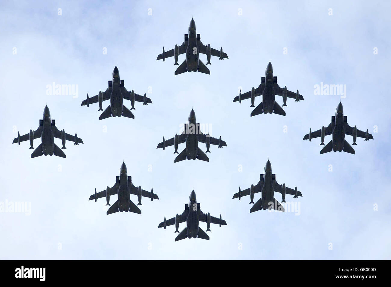 RAF Tornados vola in formazione durante il flypassato a RAF Fairford come parte del Royal International Air Tattoo. Foto Stock