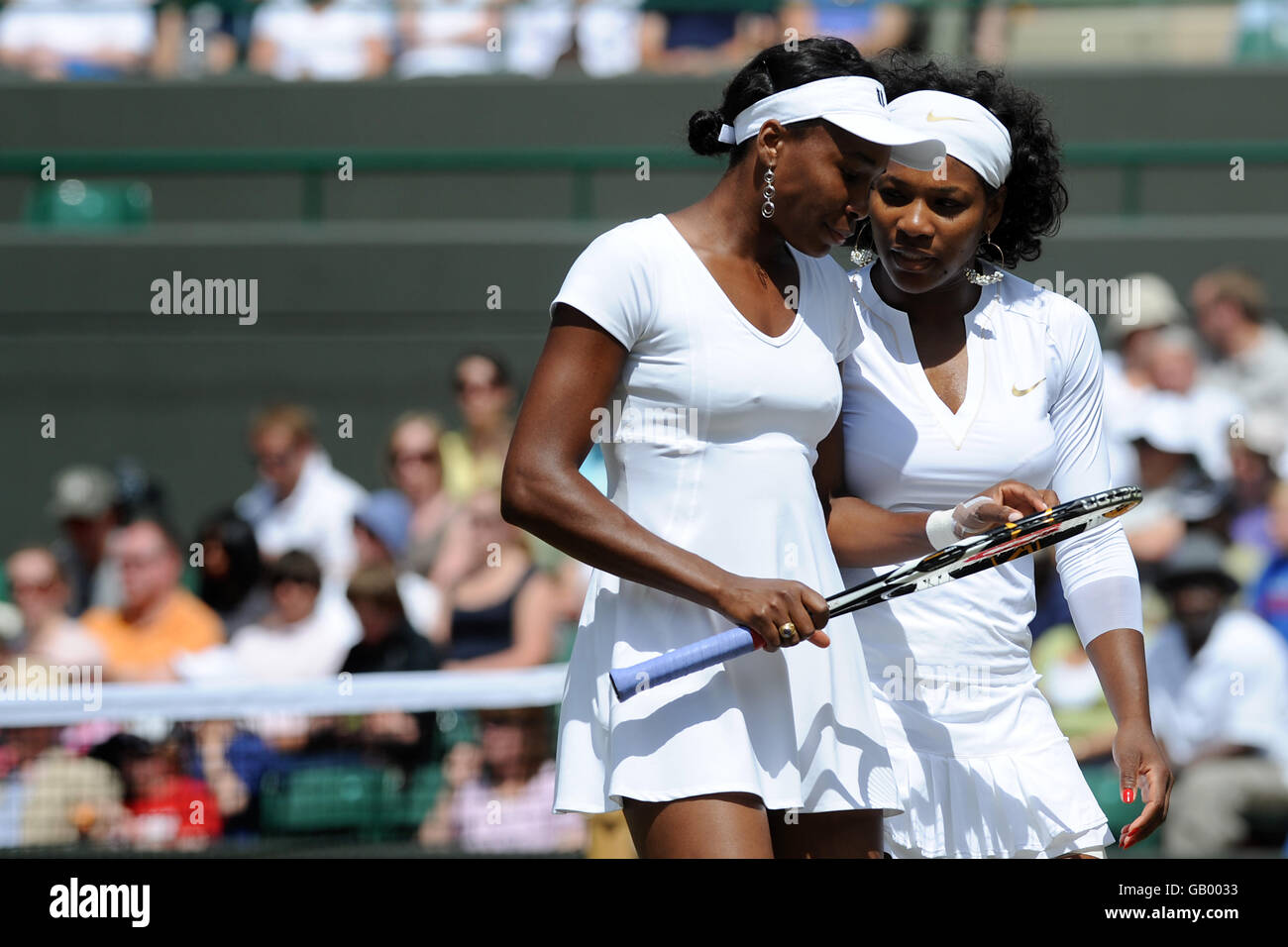 USA's Serena (a destra) e Venus Williams durante il loro doppio match nel Wimbledon Championships 2008 presso l'All England Tennis Club di Wimbledon. Foto Stock