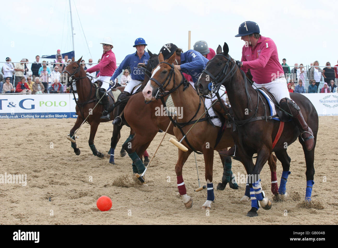 Il primo concorso europeo di sandpolo. L'evento di lancio del primo torneo europeo di sandpolo, presso la spiaggia di Sandbanks, Dorset. Foto Stock