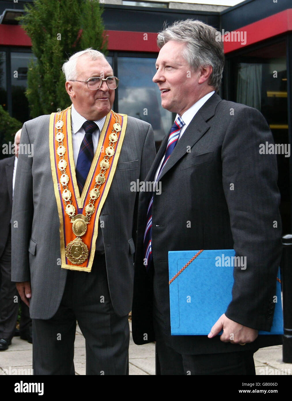 Irlanda del Nord il primo ministro Peter Robinson (destra), incontra Dawson Bailie, membro dell'Ordine arancione, al lancio del Belfast Orangefest, Park Avenue Hotel, East Belfast, Irlanda del Nord. Foto Stock