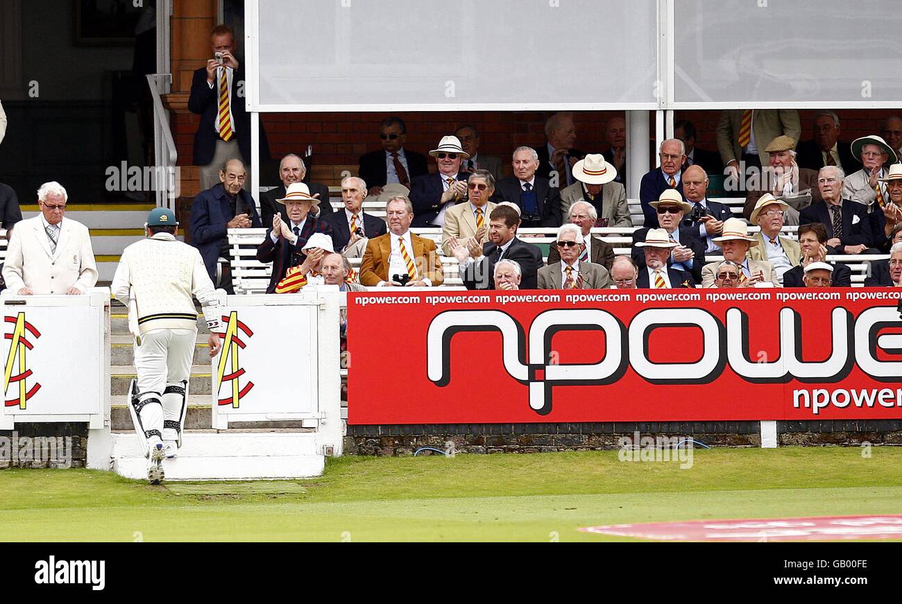 Greame Smith del Sud Africa dopo aver perso il suo wickett durante il primo test di Npower al Lord's Cricket Ground, Londra. Foto Stock