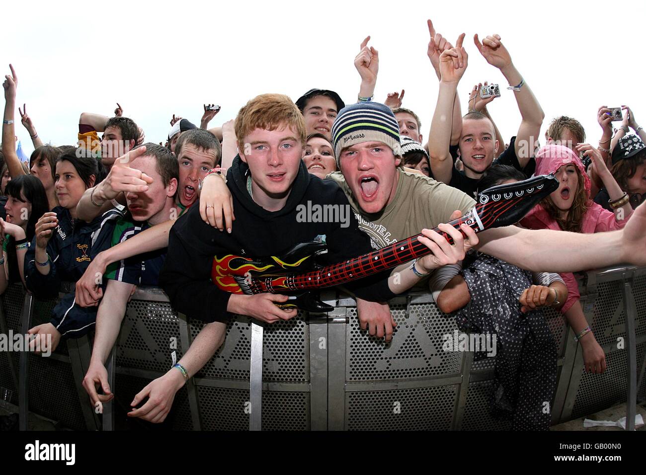 I festaioli guardano lo Scouting for Girls che si esibisce durante l'Oxegen Festival 2008 presso l'ippodromo di Punchestown, Naas, County Kildare, Irlanda. Foto Stock